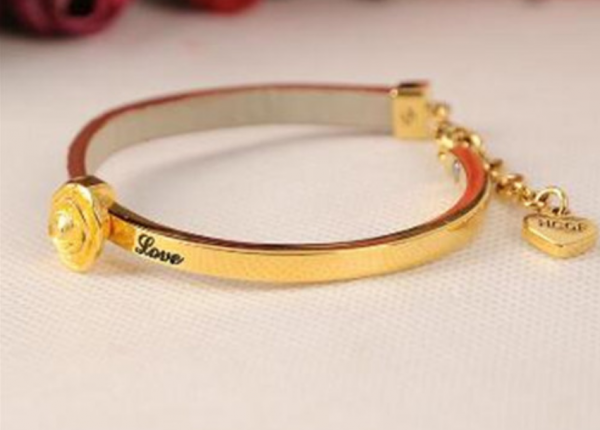 黃金首飾越來越洋氣，磨砂面和亮面有啥區別？內行人說出了門道