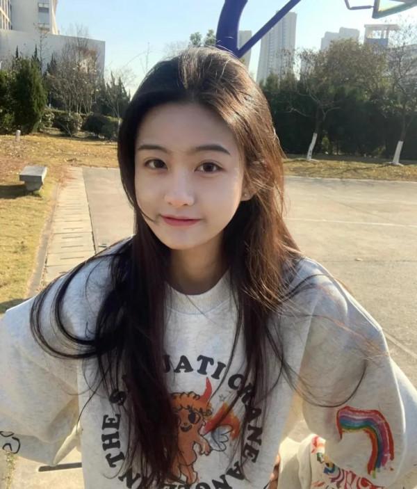 女生水靈靈的臉，就像含苞待放的花朵，是靠營養成分養出來的