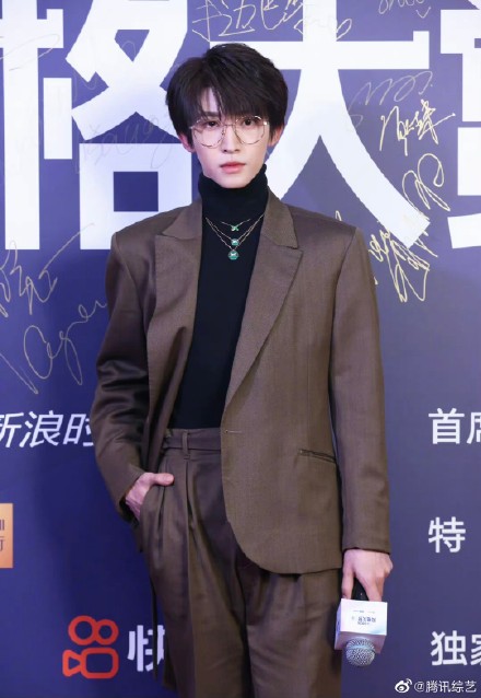 #劉宇紅毯主持# 棕色西裝搭配金絲邊眼鏡,帥氣滿分 #劉宇紅毯主持# 棕色西裝搭配金絲邊眼鏡,帥氣滿分