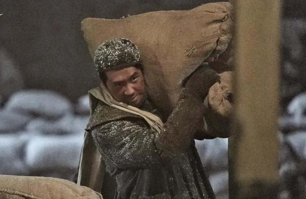 俞灝明一個鏡頭拍了8h，最終導致虛脫，犧牲時連特寫鏡頭都沒一個