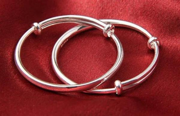 送小寶寶銀手鐲，哪款更有面子，兩個小技巧，教你選高純度