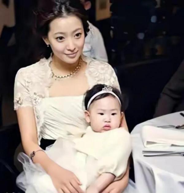 8位初代韓流女星今昔對比,有人美貌依舊,有人中年顏垮,差距大 8位初代韓流女星今昔對比,有人美貌依舊,有人中年顏垮,差距大