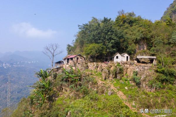 貴州80後小夥獨居懸崖13年，住石頭房靠放羊為生，卻年入十幾萬