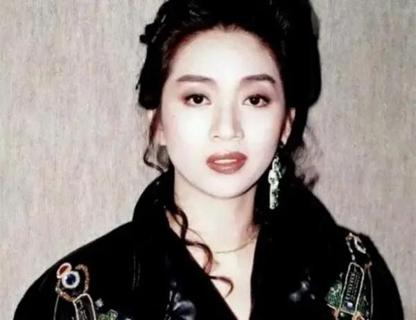 年輕時啃妹，年老時啃媽，70歲仍啃老，梅豔芳大哥的&OpenCurlyDoubleQuote;巨嬰人生&rdquo;