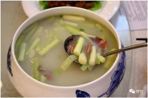 水邊插著大“烤腸”，敢吃炸你一嘴毛