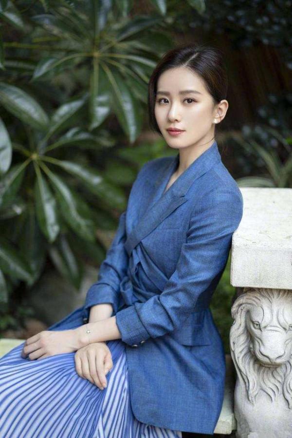 劉詩詩真會穿，1萬多西裝配2千多百褶裙，女人的帥氣和溫柔都有了