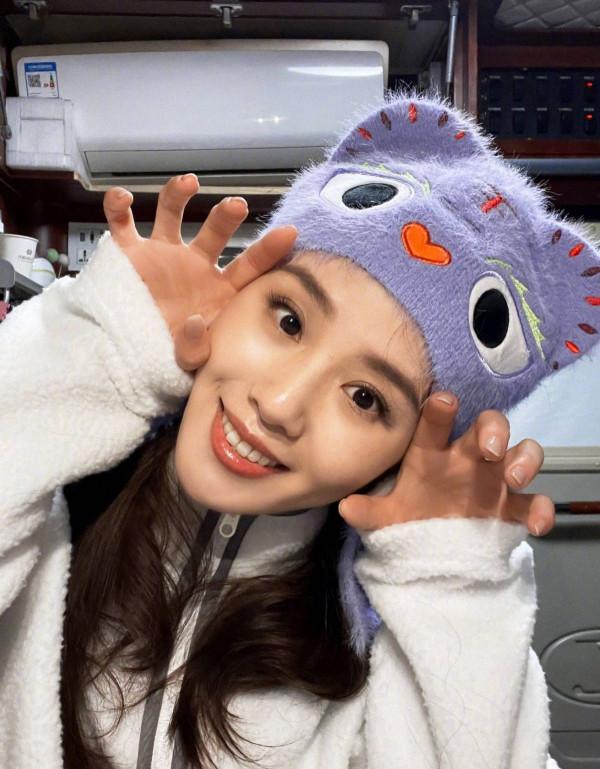 劉詩詩又美又颯，穿蕾絲裙美如仙子，照著穿就行