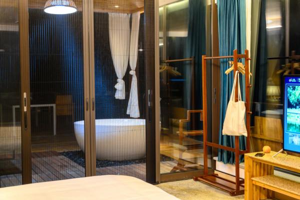 藏在深山中的民宿，面朝青山綠水及“金沙灘”，美成了世外桃源