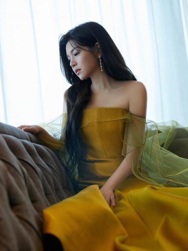 陳妍希其實並不胖，穿收腰薄紗禮服，宛如小仙女般靈動優雅