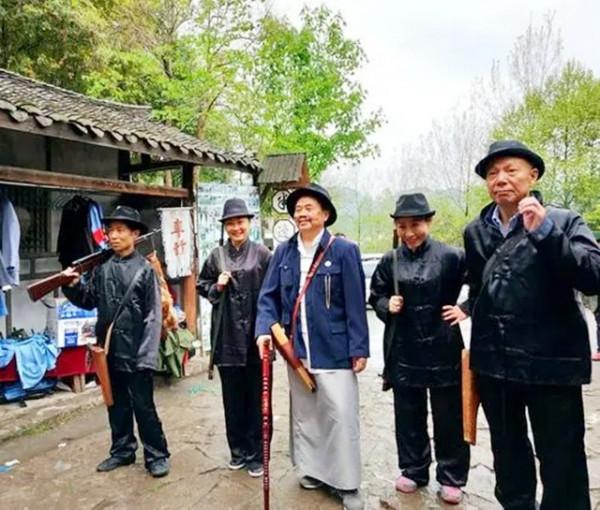 1949年國民黨運輸銀元的飛機墜落湘西，附近的村民和土匪沸騰了