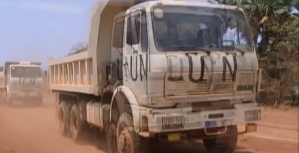 中國人幫非洲修路，頂著60度高溫趕工，當地人卻在樹下乘涼