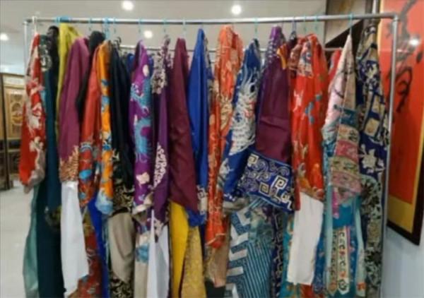 郭德綱蟒袍價值數百萬，一個人養活了三個行業