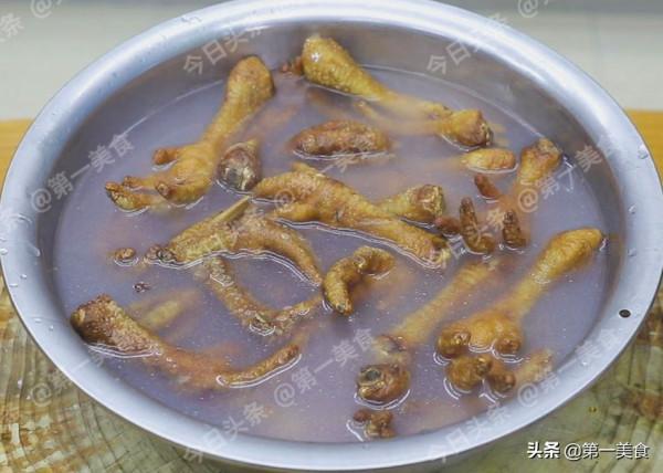 做虎皮雞爪時，牢記“2泡1燜”，雞爪個個起虎皮，軟爛脫骨，真香