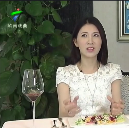 廣東電視臺節目主持人伍燕成為熒屏常青樹,她是大灣區的美麗縮影 廣東電視臺節目主持人伍燕成為熒屏常青樹,她是大灣區的美麗縮影