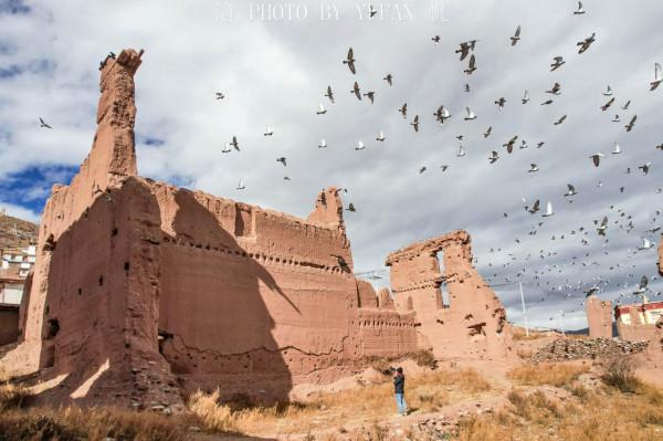 西藏也有千年古鎮，一邊是古老廢墟，一邊是繁榮新城，值得一遊