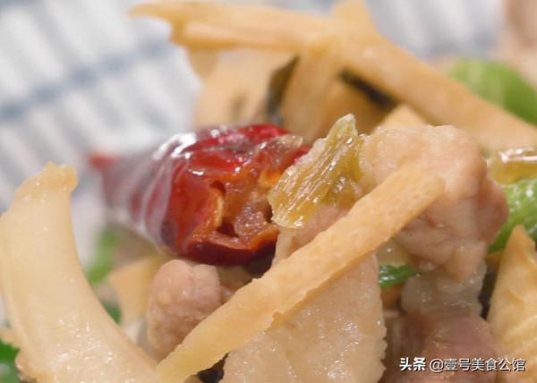 冬日裡，來上一份冬筍雪菜燜魷魚，鮮嫩又營養，吃了一次還想吃