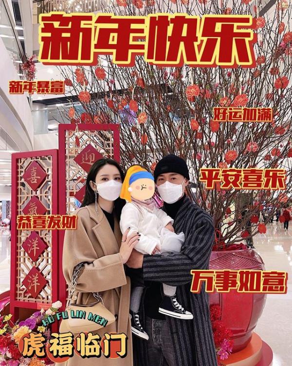 林峰帶妻女給大家拜年，懷抱女兒甜蜜出鏡，妻子張馨月變化大
