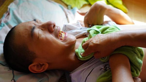 早產兒出生時體重僅重2斤8兩,因患重症遭父母遺棄,奶奶捨命相救 早產兒出生時體重僅重2斤8兩,因患重症遭父母遺棄,奶奶捨命相救