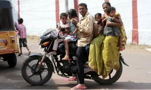 一輛摩托車能坐六十人？不要再嘲笑印度人了，他們可不只有雜耍