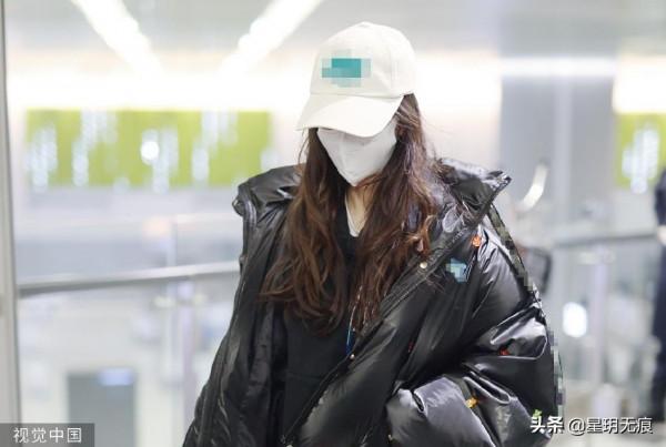 Angelababy現身機場 著黑色羽絨服搭白色棒球帽隨性閒適