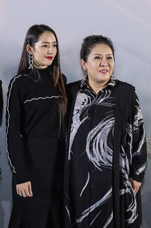 冬季穿裙子要選低調的，連郭碧晨這種闊太都這麼穿，溫柔還高階