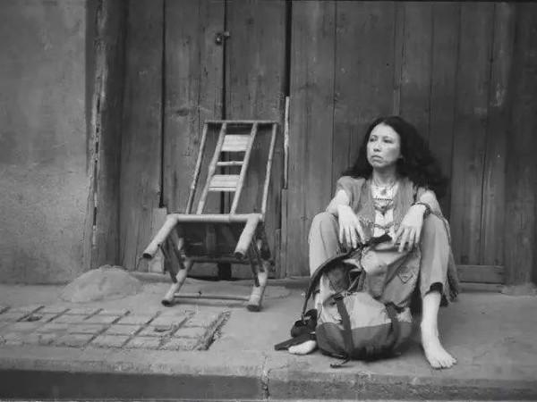 三毛自殺之謎:用絲襪上吊前,最後一個電話她打給了誰? 三毛自殺之謎:用絲襪上吊前,最後一個電話她打給了誰?