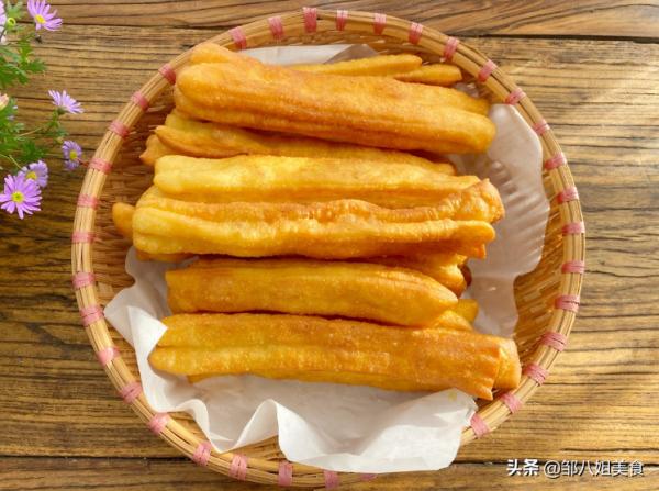 原來炸油條很簡單，想吃就做，個個空心蓬鬆，金黃酥脆，教您方法