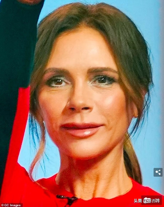 貝嫂番茄炒蛋紅黃配色著裝被嘲像麥當勞叔叔，網友：不要再打針了