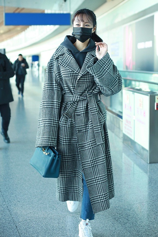 沈夢辰“戶外主持”穿著甜美,印花毛衣搭配貝雷帽,真不像30+ 沈夢辰“戶外主持”穿著甜美,印花毛衣搭配貝雷帽,真不像30+