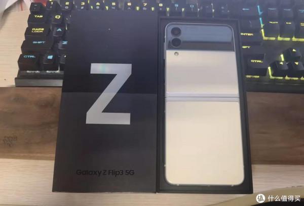 上握華為Mate40Rs，下持三星 Galaxy Z Flip3，效能與顏值兼得的快樂