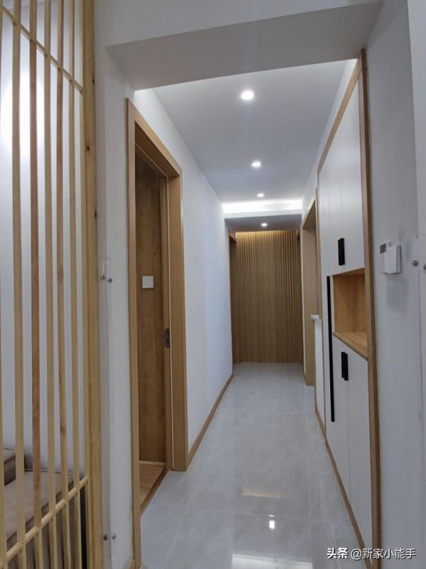 看她家極簡原木風，全屋基本不做吊頂，過道設計嵌入式櫃子很實用