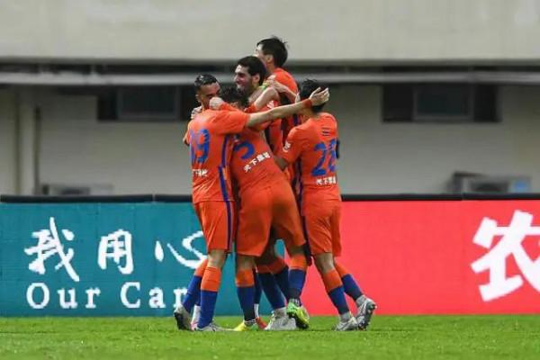 祝泰山隊站在中超冠軍領獎臺上 祝泰山隊站在中超冠軍領獎臺上