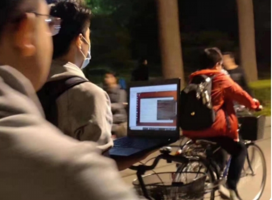 “凌晨10點半”的清華火了，看看他們，覺得自己的大學白上了