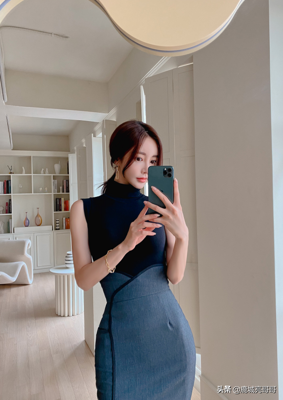 波斯蔚藍高領堆疊毛呢打底衫,珠珠這套很前衛很美 波斯蔚藍高領堆疊毛呢打底衫,珠珠這套很前衛很美