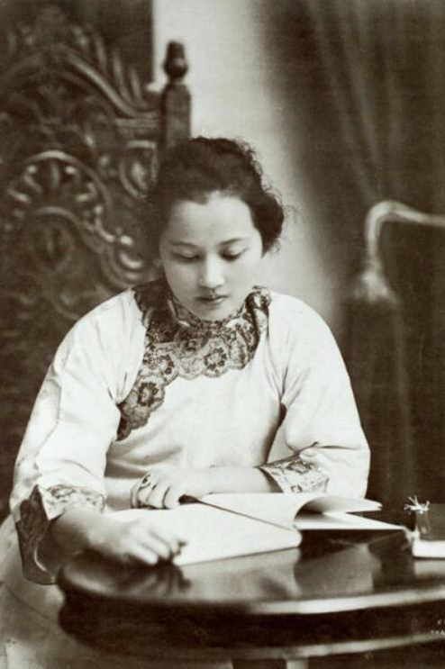 76年周恩來病逝後,宋慶齡獨自一人坐著流淚:國家少了一個好幫手 76年周恩來病逝後,宋慶齡獨自一人坐著流淚:國家少了一個好幫手