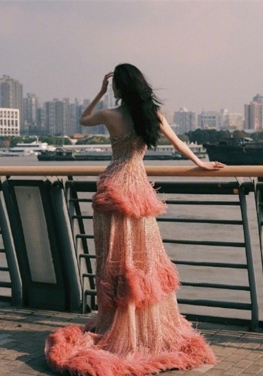 世界名模何穗粉紅流光羽毛裙迷人寫真集