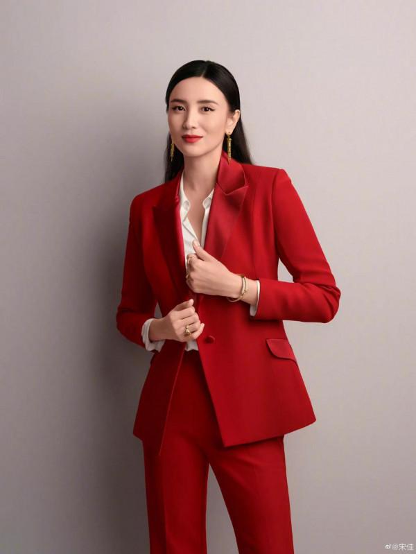 小宋佳最愛套裝，氣質實在太美了