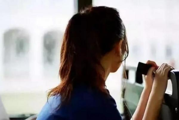 26歲女兒因家庭壓力崩潰大哭:要養父母和哥哥一家6口,不敢戀愛 26歲女兒因家庭壓力崩潰大哭:要養父母和哥哥一家6口,不敢戀愛