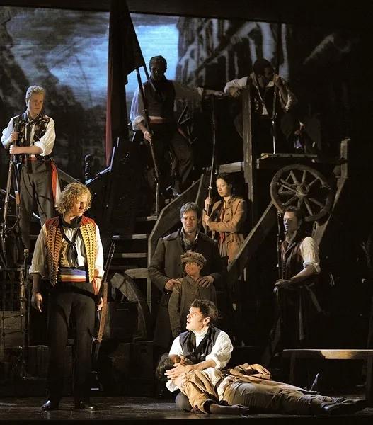 人性之光在《悲慘世界》中閃耀，希望終將在明天到來