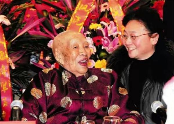 1955年授銜，孔慶德自認為能被授校官就樂壞了，卻被破格授予中將