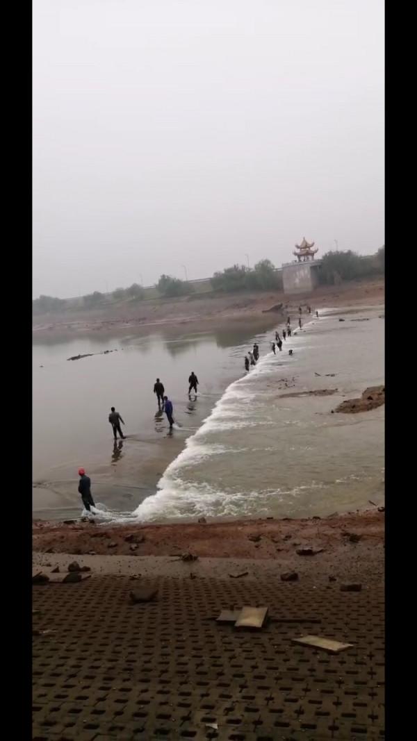 水深一兩尺,打窩十來斤,野河來了無數釣友有趣垂釣 水深一兩尺,打窩十來斤,野河來了無數釣友有趣垂釣