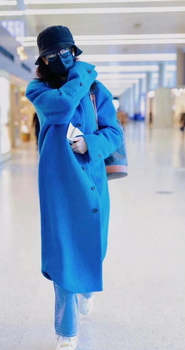 湖水藍大衣穿搭 一整隻迪麗熱巴出沒請注意查收