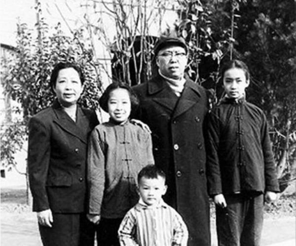 羅榮桓逝世,毛主席夜不能寐,悼念時當眾流淚:這是一個好同志啊 羅榮桓逝世,毛主席夜不能寐,悼念時當眾流淚:這是一個好同志啊