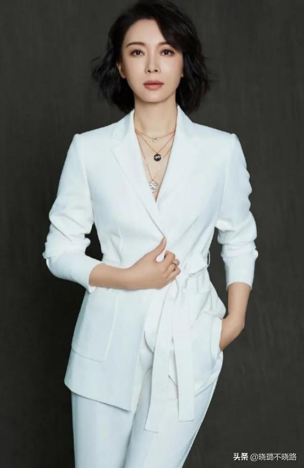 真正見過世面的女人，穿西裝外套不會配小黑褲，看陳數就知道了