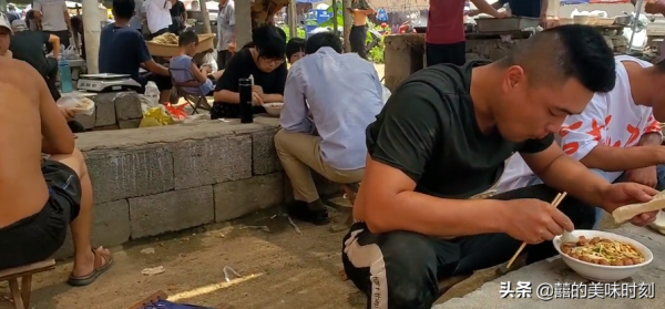 山東4代人賣百年小吃,6元一碗沒有肉,當地人吃不膩外地人不敢吃 山東4代人賣百年小吃,6元一碗沒有肉,當地人吃不膩外地人不敢吃