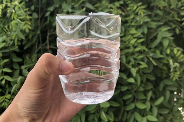 現實版“化骨水”，狀如清水卻能蝕骨，被標註成“弱酸”讓人忽視