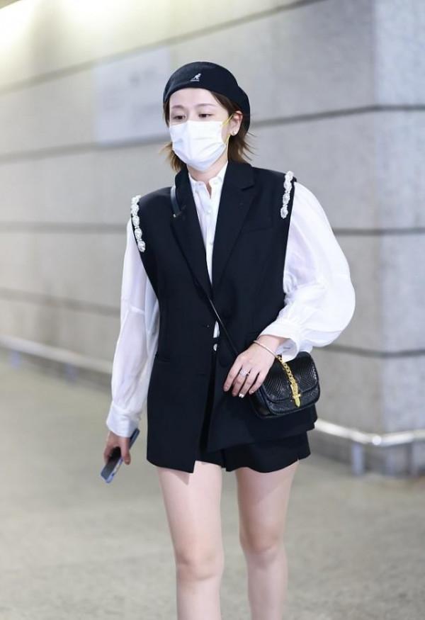 葉一茜和女兒森碟長得真像,一身黑白穿搭好簡約,不愧是辣媽 葉一茜和女兒森碟長得真像,一身黑白穿搭好簡約,不愧是辣媽