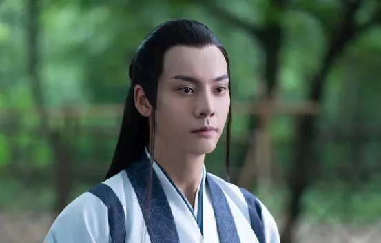 《鏡雙城》顏值造型都被吐槽，陳鈺琪穿鬆糕鞋，李易峰頭套粗糙