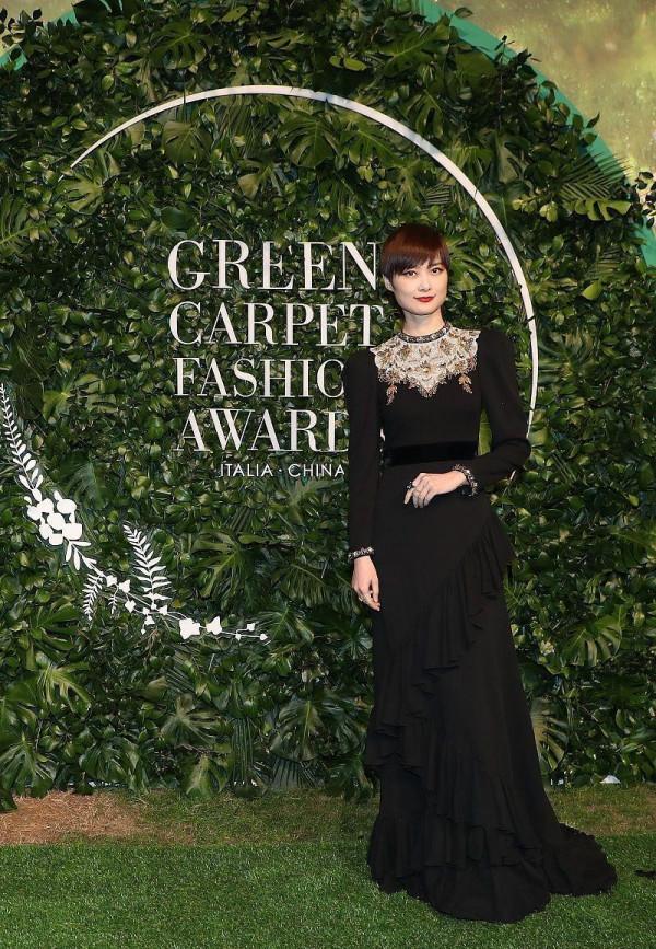 李宇春越來越有氣質了，馬甲西裝疊穿粉裙，俏皮時尚還高階