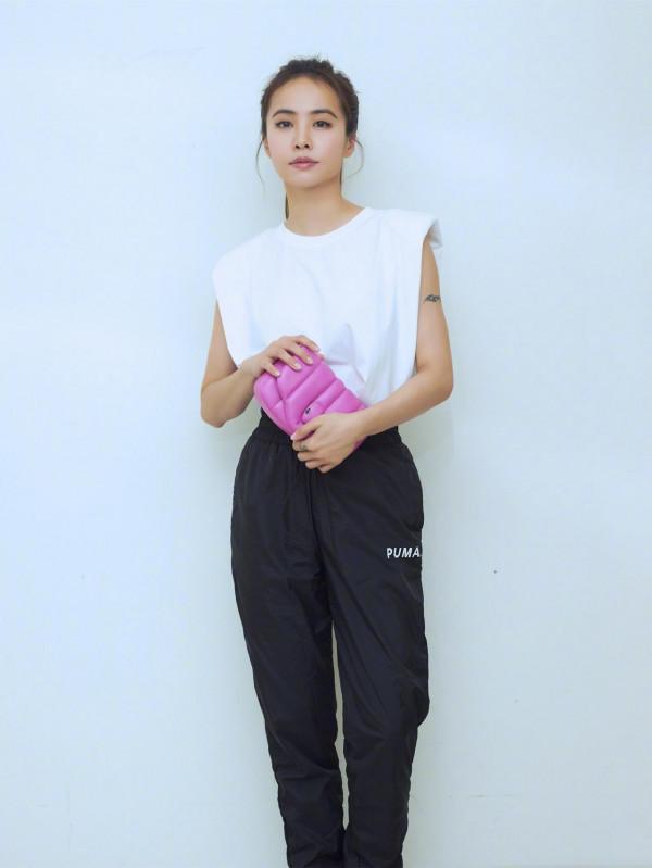 41歲的蔡依林真會穿，高腰T恤配破洞牛仔，減齡時尚還顯腿長